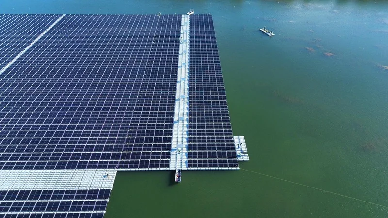 Aerial view of the 14 MW floating PV park on a gravel pit in France