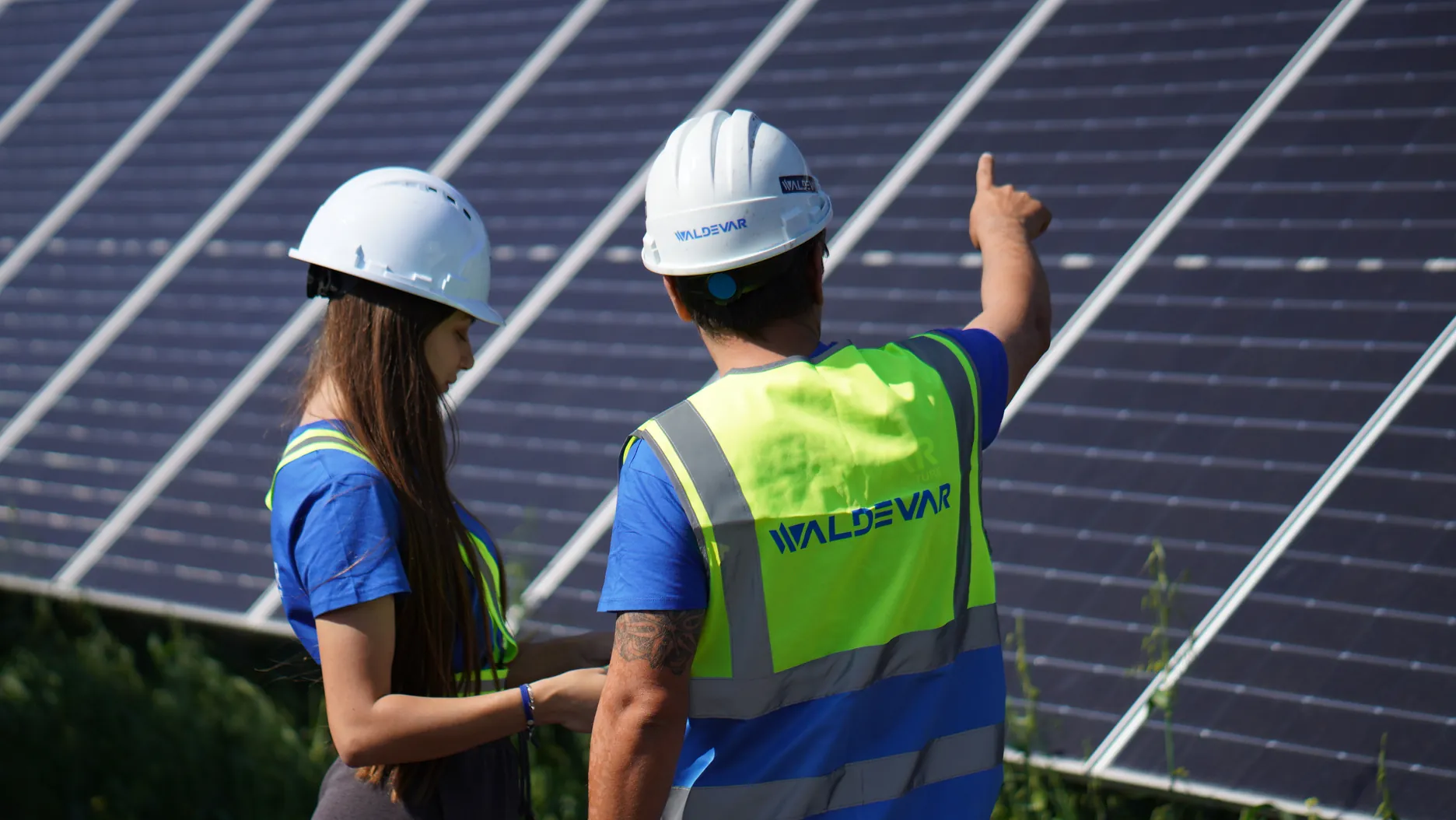 WALDEVAR O&M engineers inspecting a PV array